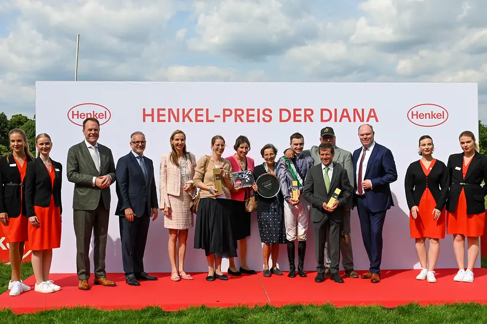
Siegerehrung: Der Henkel-Preis der Diana 2025 geht an Jockey Leon Wolff und die Stute Nicoreni.
Foto: Steffen Hauser