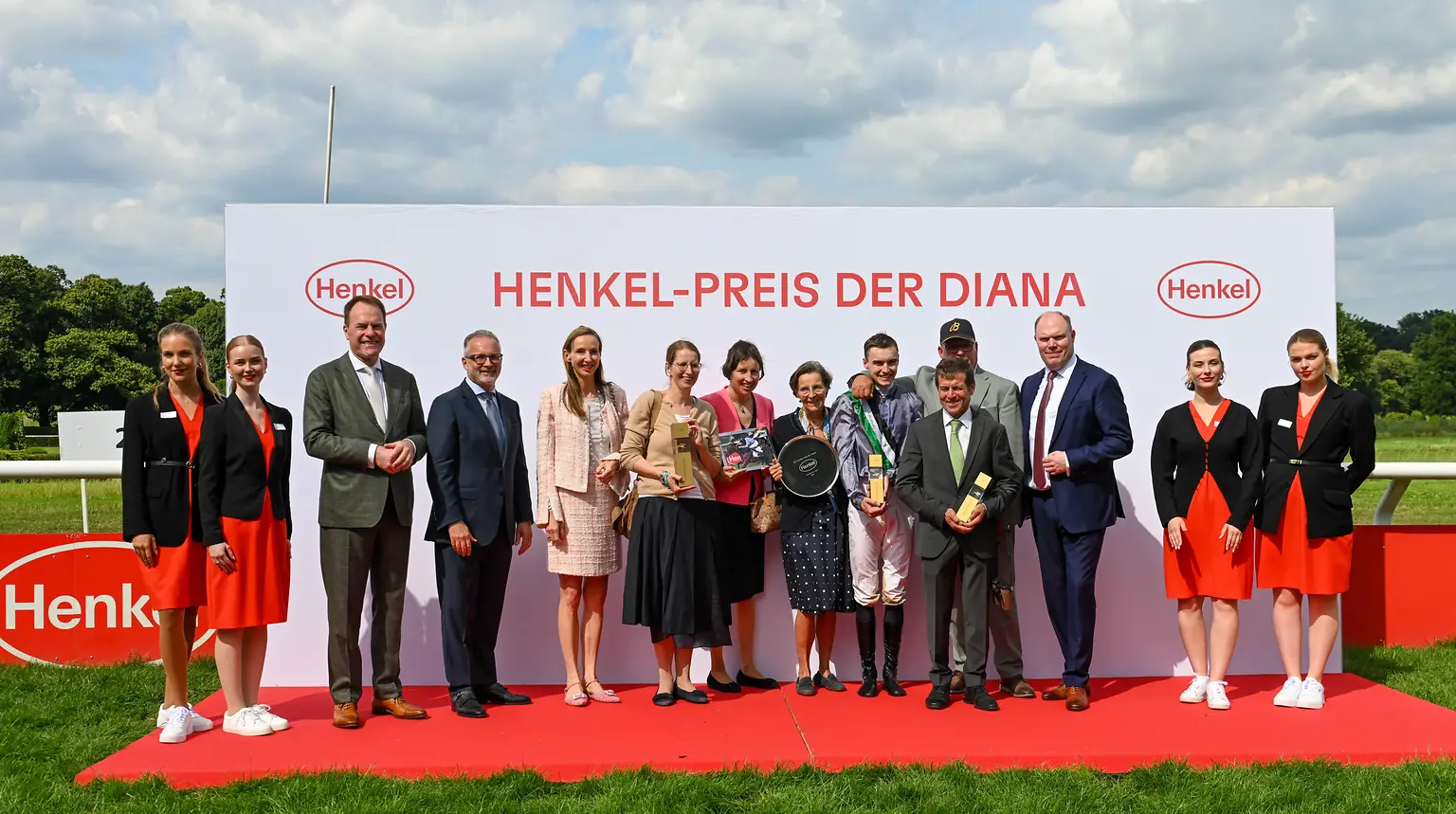 
Siegerehrung: Der Henkel-Preis der Diana 2025 geht an Jockey Leon Wolff und die Stute Nicoreni.
Foto: Steffen Hauser