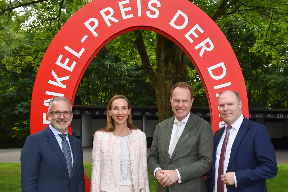 
Carsten Knobel, Dr. Simone Bagel-Trah, Dr. Stephan Keller und Dr. Alexander Bethke-Jaenicke im Führring (von links)
Foto: Steffen Hauser