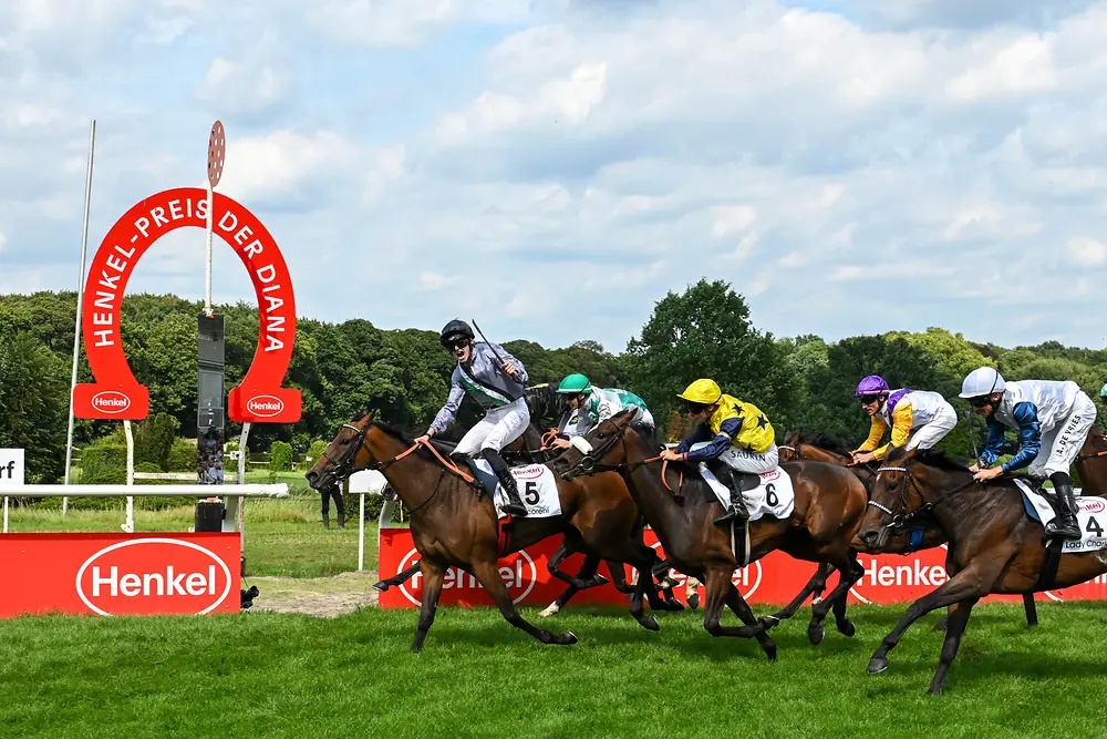
Jockey Leon Wolff auf der Stute Nicoreni beim Hauptrennen um den Henkel-Preis der Diana.
Foto: Steffen Hauser