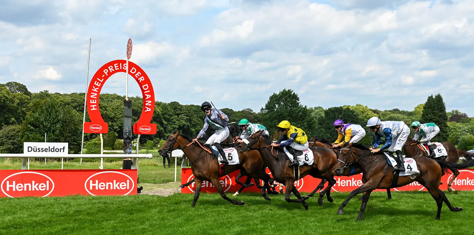 
Jockey Leon Wolff auf der Stute Nicoreni beim Hauptrennen um den Henkel-Preis der Diana.
Foto: Steffen Hauser