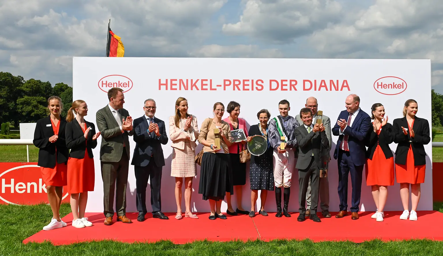 
Siegerehrung: Der Henkel-Preis der Diana 2025 geht an Jockey Leon Wolff und die Stute Nicoreni.
Foto: Steffen Hauser
