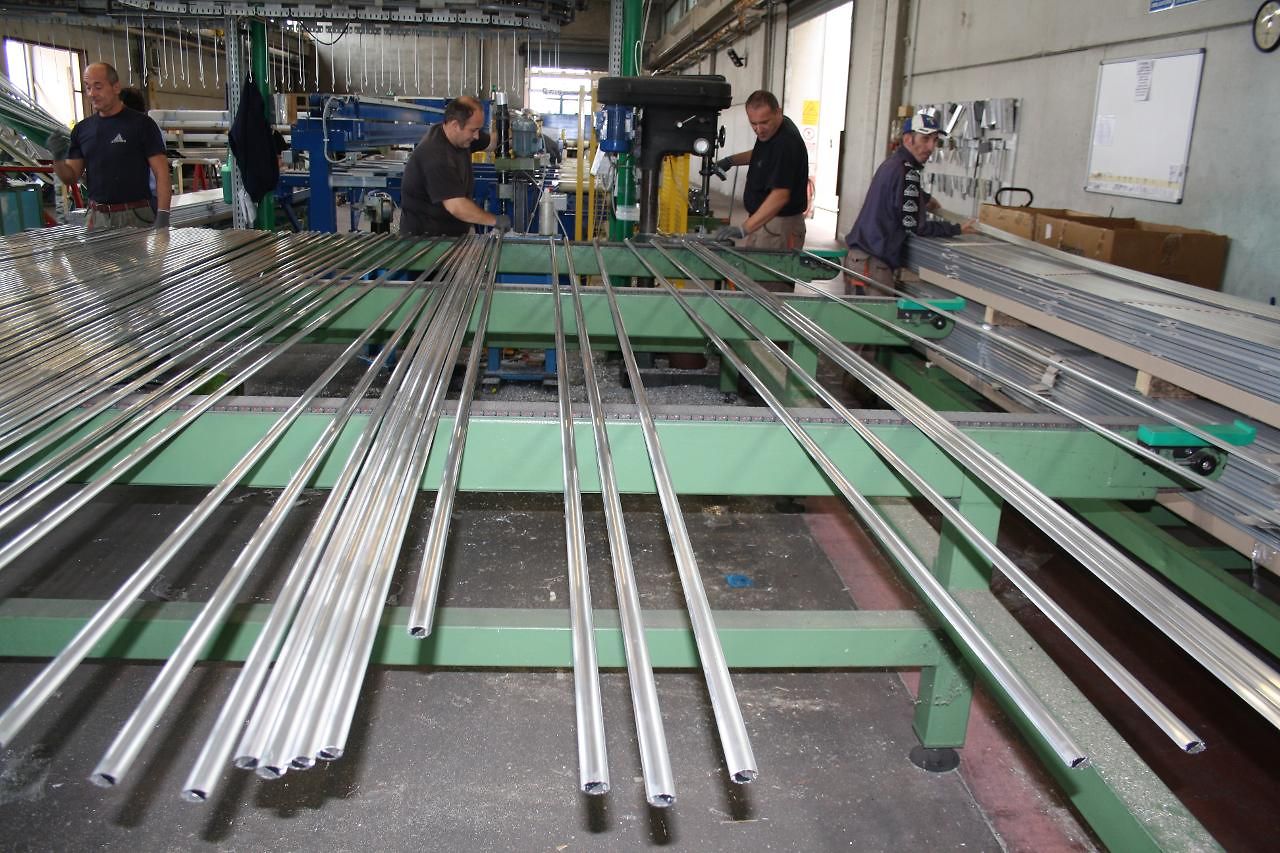 Die extrudierten Aluminium-Profile werden für die Vorbehandlung vorbereitet