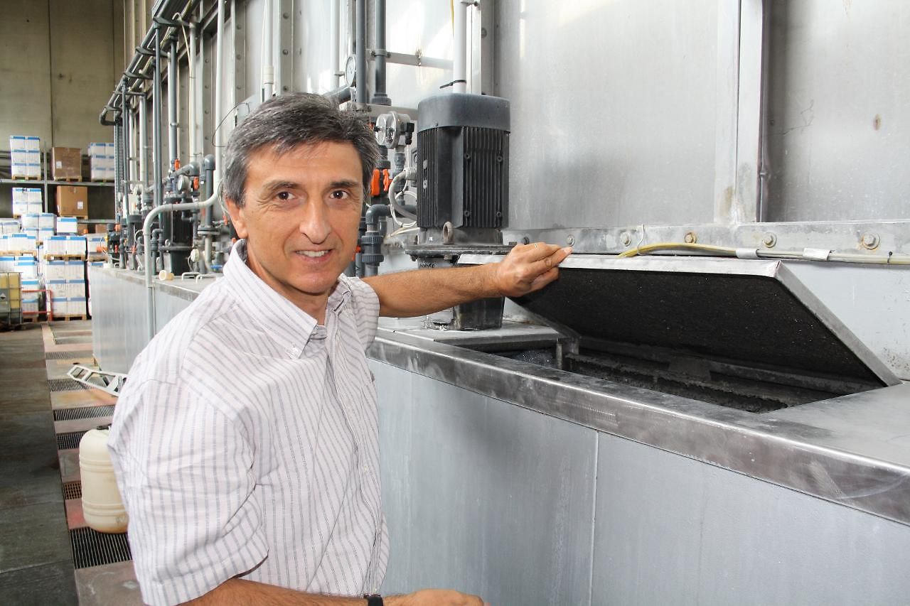 Lodovico Palladini, Technical Manager Aluminium bei Henkel, neben der Vorbehandlungsanlage
