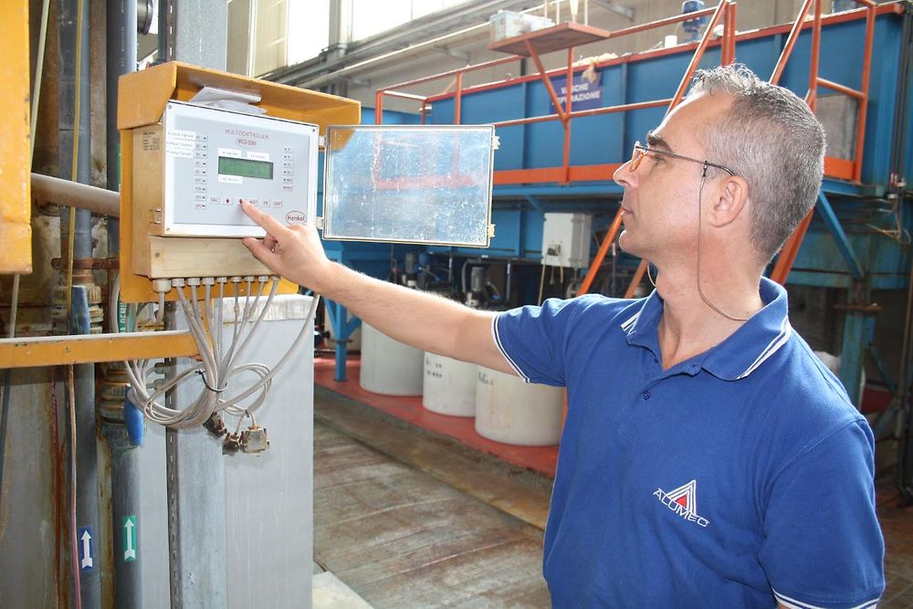 Alumec-Ingenieur Giuolio Marianelli bei der Kontrolle der Anlagenfunktion