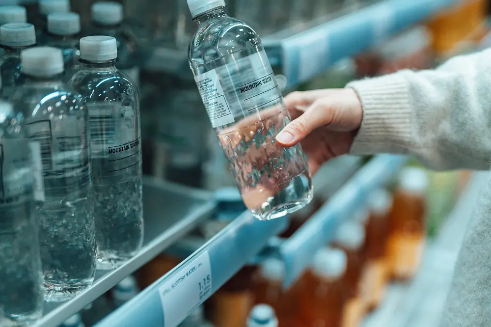 
Technomelt EM 335 RE ist mineralölfrei, im Recyclingprozess bis zu 98% entfernbar, lässt sich bei niedrigen Temperaturen verarbeiten und ist PETCYCLE-zugelassen. 