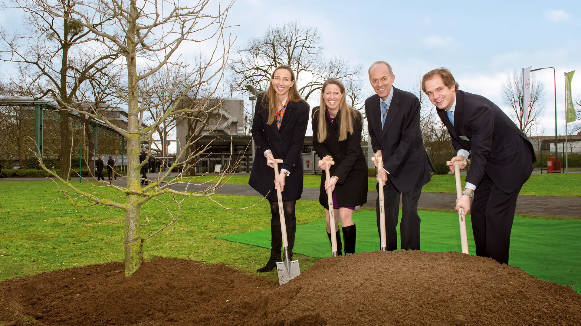 Dr. Simone Bagel-Trah, Dr. Friderike Bagel, Johann-Christoph Frey und Benedikt-Richard Freiherr von Herman pflanzen zusammen einen Ginkgo-Baum am Standort Düsseldorf.
