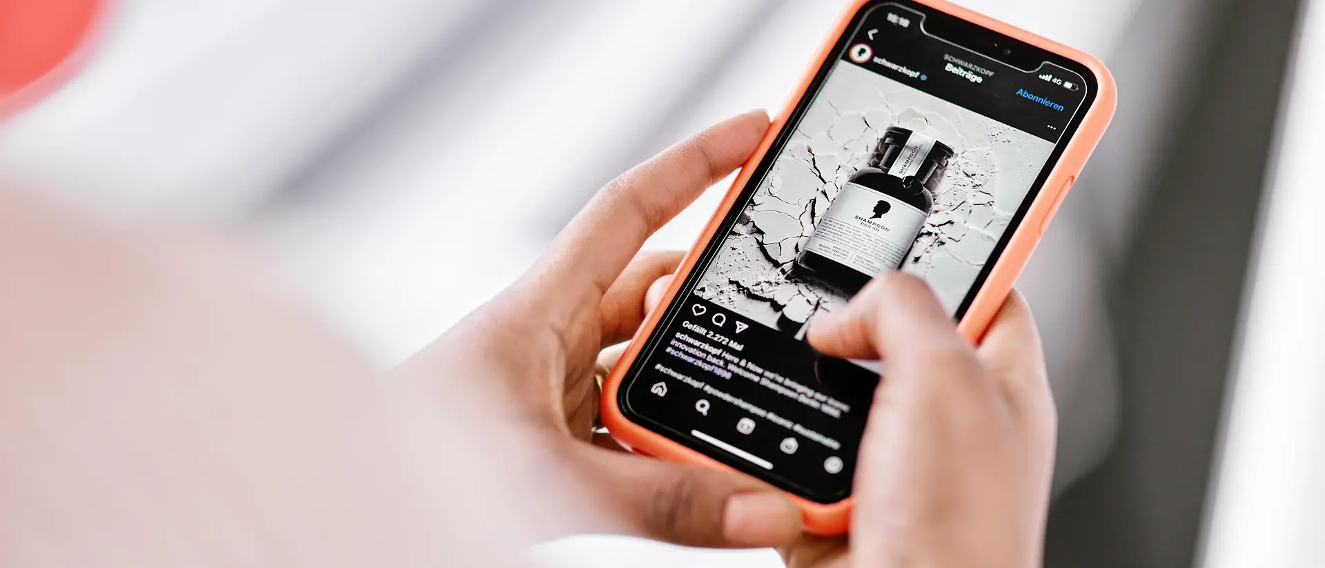 Ein Fotoausschnitt einer Hand, die ein Smartphone hält.