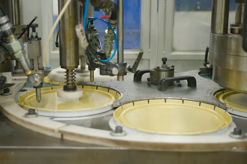 
Das einkomponentige Klebstoffsystem Darex COV 73 wurde für die Applikation per Düse optimiert und zeichnet sich durch stabile Viskosität, hohe chemische Beständigkeit gegenüber Lösungsmitteln, Ketonen und Ölen sowie thermische Belastbarkeit aus. 
