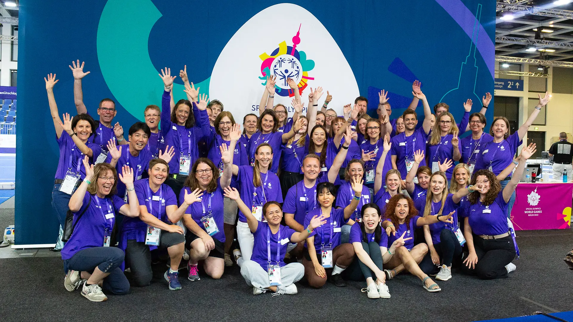 Ein Gruppenfoto von Henkel-Ehrenamtler:innen, die 2023 im Rahmen der Special Olympics World Games unterstützen.