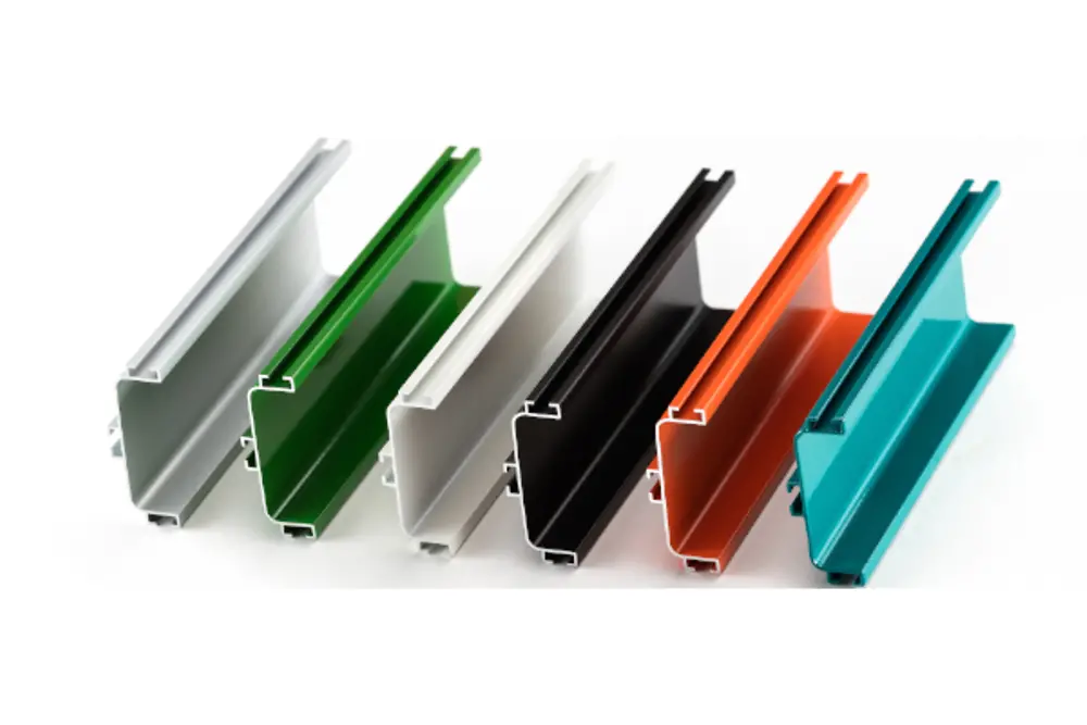 
Anodisierte Aluminiumprofile in verschiedenen Farben: Das neue Additiv Bonderite M-AD 2000A sorgt für eine gleichbleibend hohe Beschichtungsqualität bei reduziertem Energie- und Materialeinsatz. 