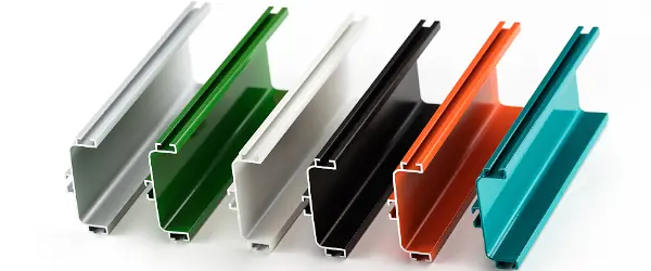 
Anodisierte Aluminiumprofile in verschiedenen Farben: Das neue Additiv Bonderite M-AD 2000A sorgt für eine gleichbleibend hohe Beschichtungsqualität bei reduziertem Energie- und Materialeinsatz. 