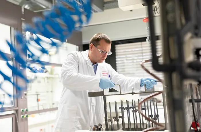 
Henkel-Forschung im Einsatz: Die Entwicklung von Bonderite M-AD 2000A zeigt, wie gezielte Additive die Anodisierprozesse energieeffizienter, nachhaltiger und wirtschaftlicher gestalten können.