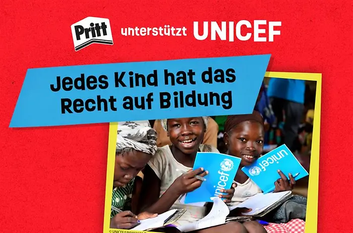 otes Pritt-UNICEF-Visual mit dem Text ‚Jedes Kind hat das Recht auf Bildung‘. Darunter ein Foto von Kindern, die mit UNICEF-Schulheften lernen und lachen. Text: ‚Deshalb unterstützt Pritt das Bildungsprogramm von UNICEF und den Zugang zu Schulmaterialien wie der School in a Box‘.
