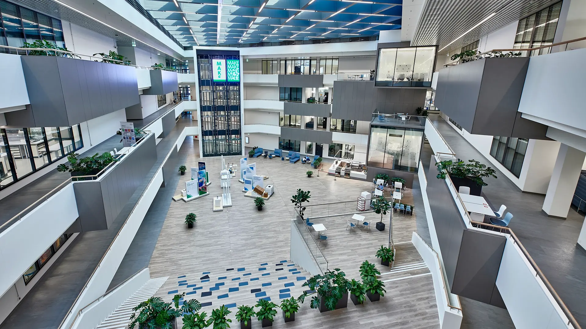 Innenansicht des Inspiration Centers Düsseldorf mit dem großen Innenhof in der Mitte. Das Bild zeigt zudem die verglasten Hightech-Labore auf insgesamt vier Etagen.