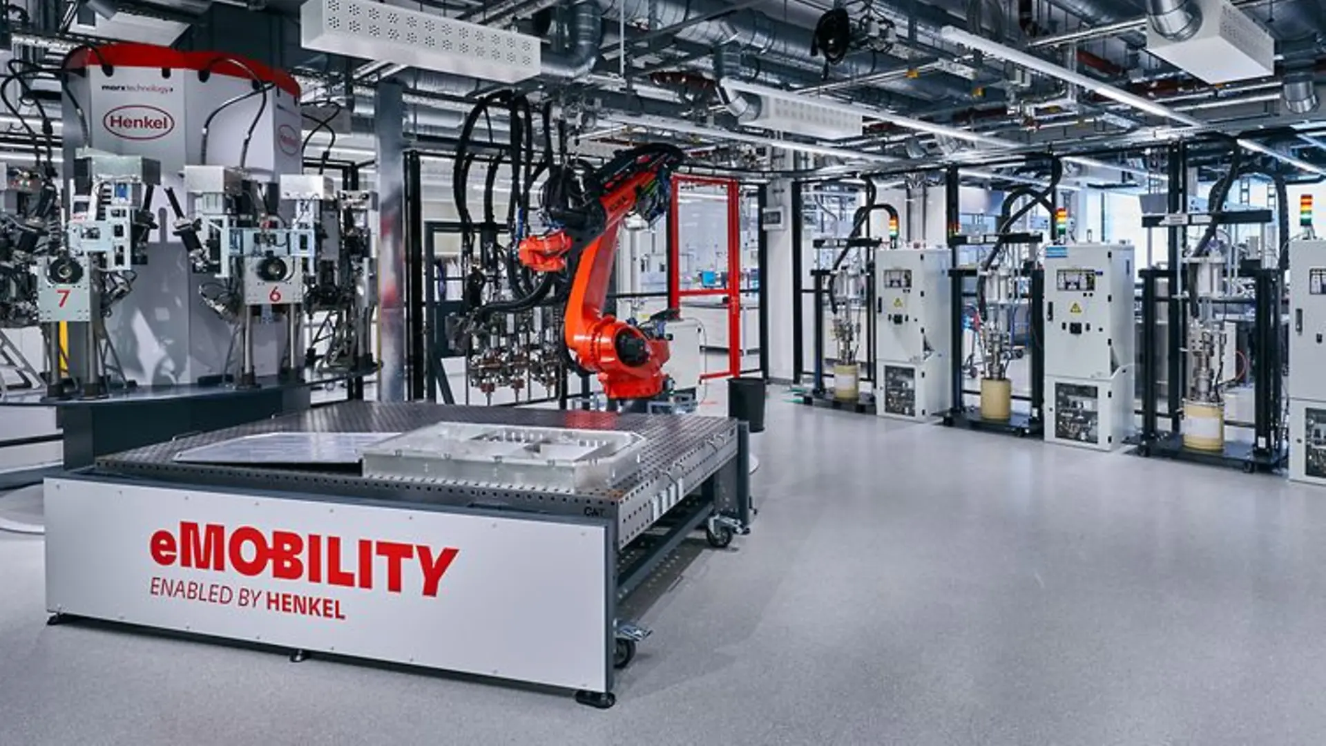 Das große Labor des Battery Engineering Centers. Abgebildet sind Roboterarme und hochtechnologische Geräte.