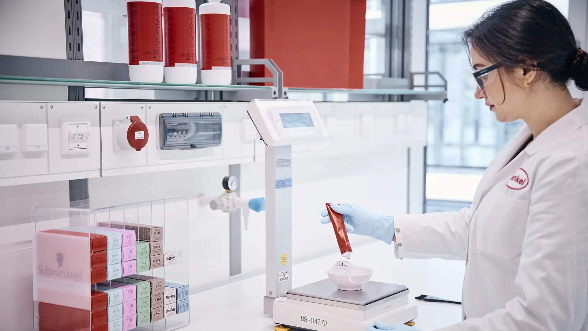 Mitarbeiterin im Labor beim Abwiegen von Testprodukten.