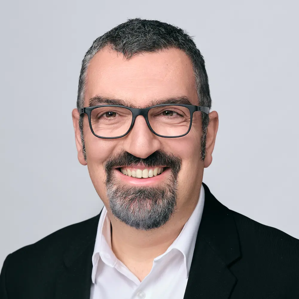 Ein Porträtfoto von Emrah Ozturk, Global Market Segment Manager im Bereich Aviation bei Henkel.