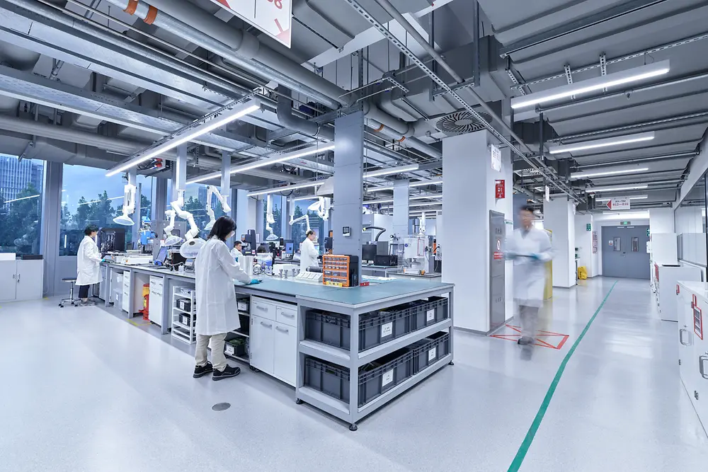 
In dem 33.000 Quadratmeter großen Innovationszentrum im Zhangjiang Hi-Tech Park arbeiten mehr als 500 Wissenschaftler:innen und technische Expert:innen.