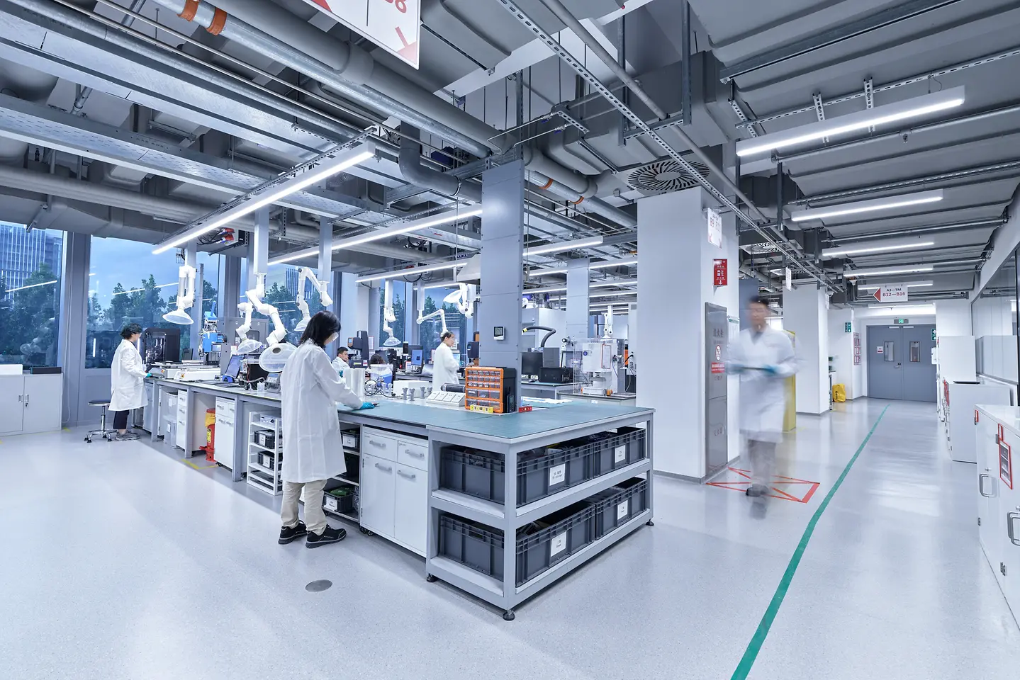 
In dem 33.000 Quadratmeter großen Innovationszentrum im Zhangjiang Hi-Tech Park arbeiten mehr als 500 Wissenschaftler:innen und technische Expert:innen.