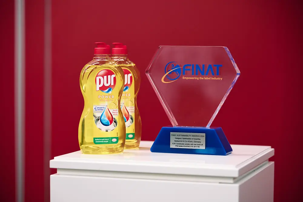 
Wie vielfältig sich Recyclingfähigkeit in der Praxis umsetzen lässt, zeigen aktuelle Produktentwicklungen von Henkel Adhesive Technologies. Ein Beispiel ist der Dispersionshaftklebstoff Aquence PS 3017 RE, der 2024 mit dem FINAT Sustainability Award in der Kategorie ‚Optimization of Recycling‘ ausgezeichnet wurde.