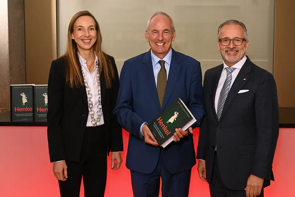 
Dr. Simone Bagel-Trah, Vorsitzende des Aufsichtsrats und des Gesellschafterausschusses von Henkel, Prof. Dr. Joachim Scholtyseck, Professor für Neuere und Neueste Geschichte an der Universität Bonn und Carsten Knobel, Vorstandsvorsitzender von Henkel, bei der Buchvorstellung im Industrie-Club Düsseldorf. 