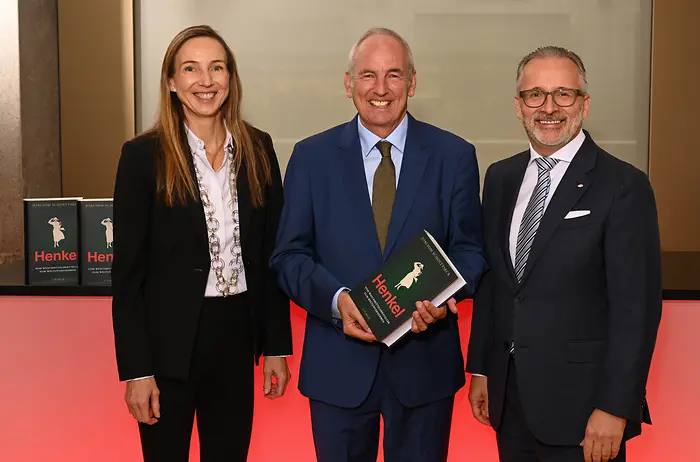 
Dr. Simone Bagel-Trah, Vorsitzende des Aufsichtsrats und des Gesellschafterausschusses von Henkel, Prof. Dr. Joachim Scholtyseck, Professor für Neuere und Neueste Geschichte an der Universität Bonn und Carsten Knobel, Vorstandsvorsitzender von Henkel, bei der Buchvorstellung im Industrie-Club Düsseldorf. 