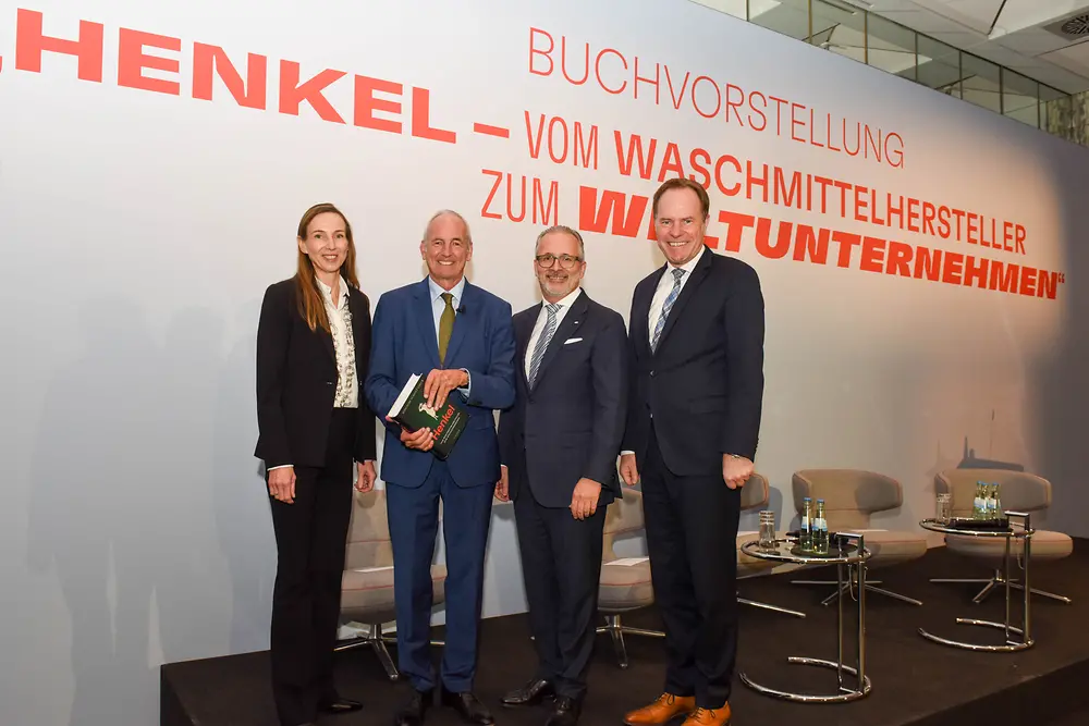 
Dr. Simone Bagel-Trah, Vorsitzende des Aufsichtsrats und des Gesellschafterausschusses von Henkel, Prof. Dr. Joachim Scholtyseck, Professor für Neuere und Neueste Geschichte an der Universität Bonn, Carsten Knobel, Vorstands­vorsitzender von Henkel und Dr. Stephan Keller, Oberbürgermeister der Stadt Düsseldorf, bei der Buchvorstellung im Industrie-Club Düsseldorf.