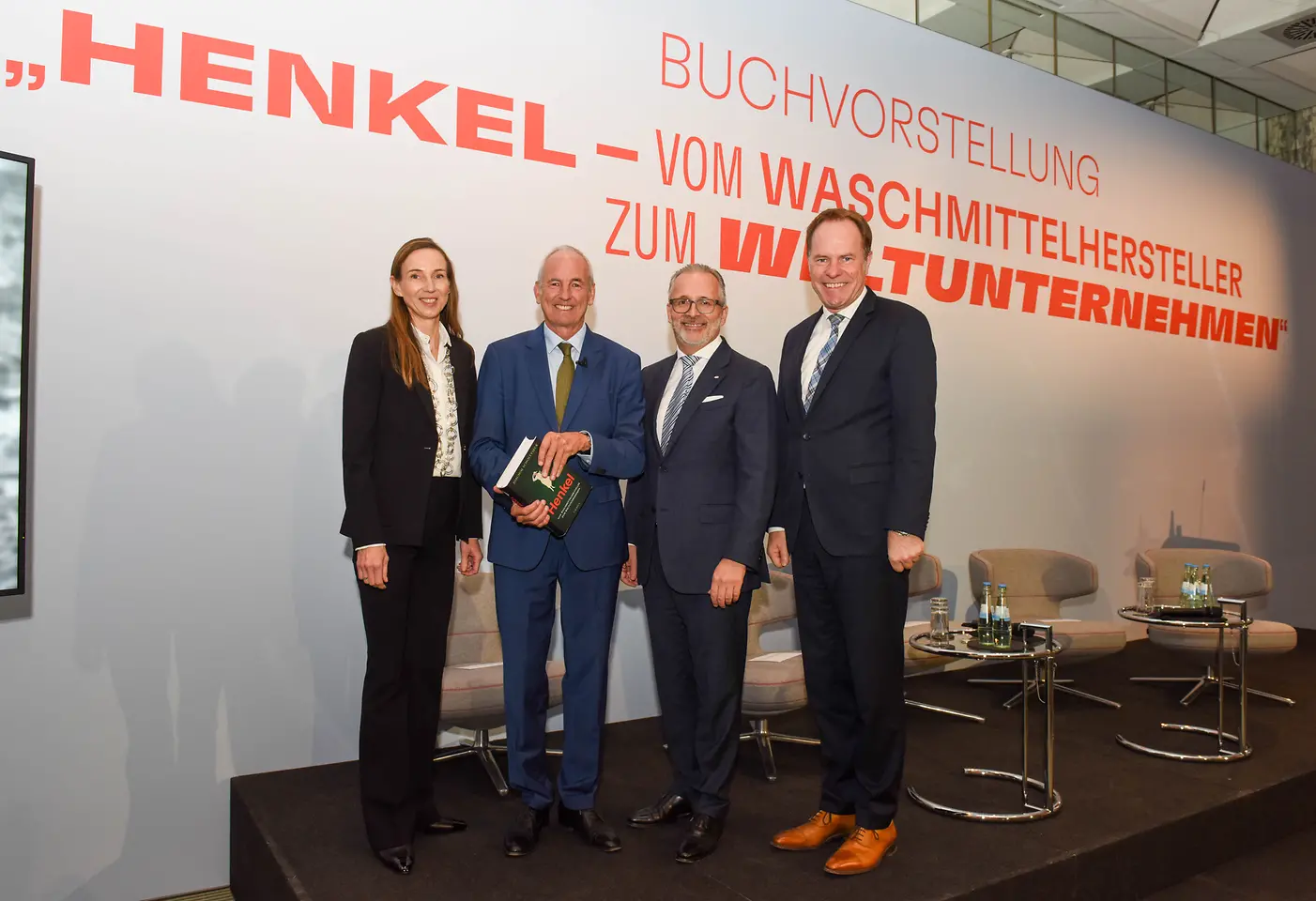 
Dr. Simone Bagel-Trah, Vorsitzende des Aufsichtsrats und des Gesellschafterausschusses von Henkel, Prof. Dr. Joachim Scholtyseck, Professor für Neuere und Neueste Geschichte an der Universität Bonn, Carsten Knobel, Vorstands­vorsitzender von Henkel und Dr. Stephan Keller, Oberbürgermeister der Stadt Düsseldorf, bei der Buchvorstellung im Industrie-Club Düsseldorf.