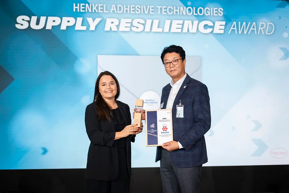 
Supply Resilience Award 2025 für Kolon Industries: Helene Cazier (links), Corporate Senior Vice President Operations and Supply Chain bei Henkel Adhesive Technologies und Dr. JungJoo Lee, Head of Chemical Business Division bei Kolon Industries.