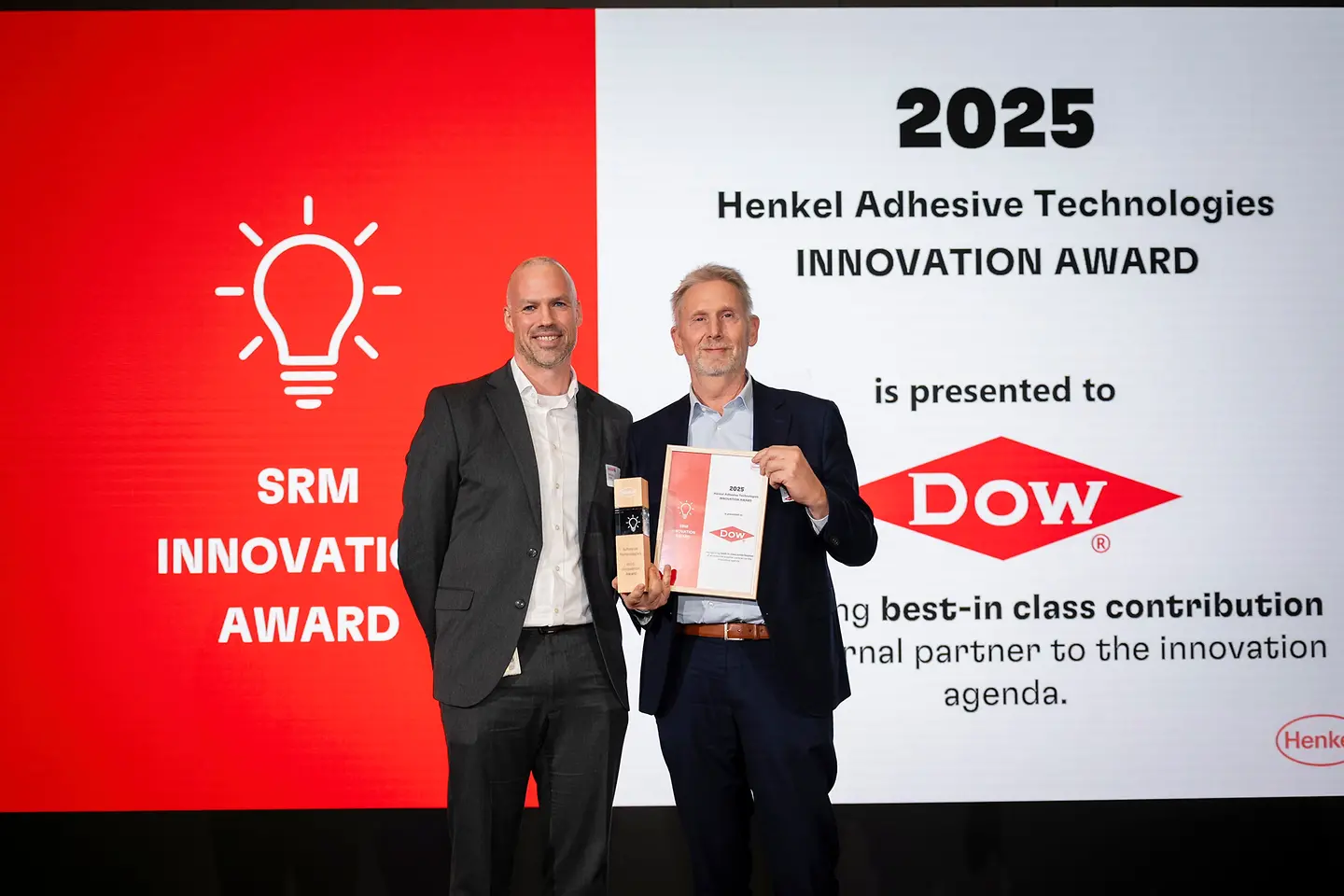 
Innovation Award 2025 für Dow: Nigel Fay (links), Vice President für Innovation bei Henkel Adhesive Technologies und Chris Mertens, Senior Key Account Manager bei Dow.