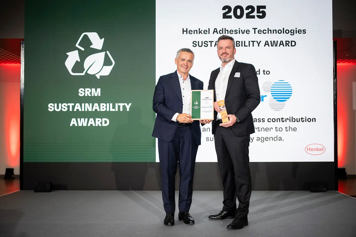 
Sustainability Award 2025 für Synthomer: Csaba Szendrei (links), Corporate Senior Vice President for Craftsmen, Construction & Professional beiHenkel Adhesive Technologies und Stephan Lynen, President Adhesive Solutions bei Synthomer.