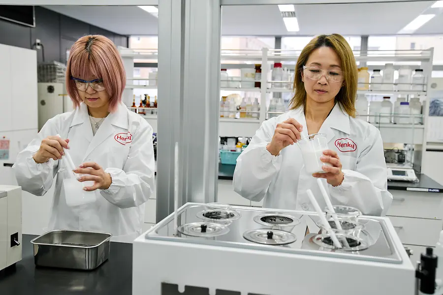 Visual zum Henkel IMPACT YOU Talent Program – R&D Future Talent Program für Henkel Consumer Brands. Das Programm bietet eine 24-monatige interdisziplinäre und internationale Lernreise für zukünftige Innovator:innen.