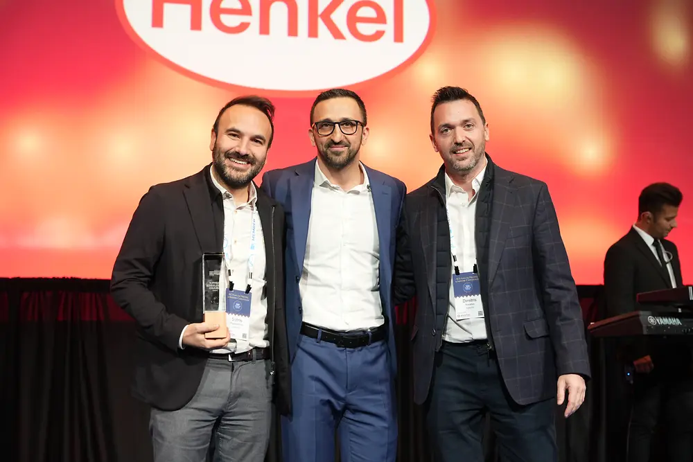 Menschen mit Preis auf der Bühne 