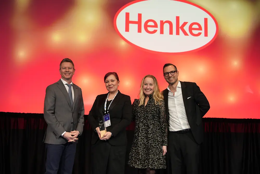 Menschen mit Preis auf der Bühne