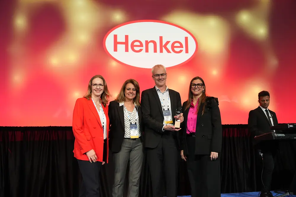 Menschen mit Preis auf der Bühne 