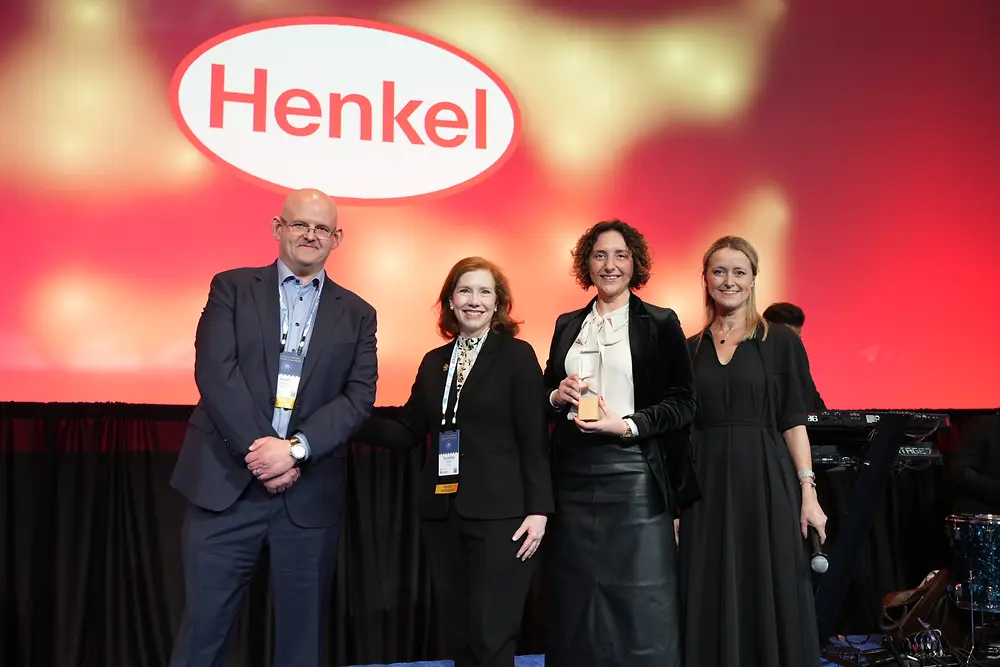 Menschen mit Preis auf der Bühne 