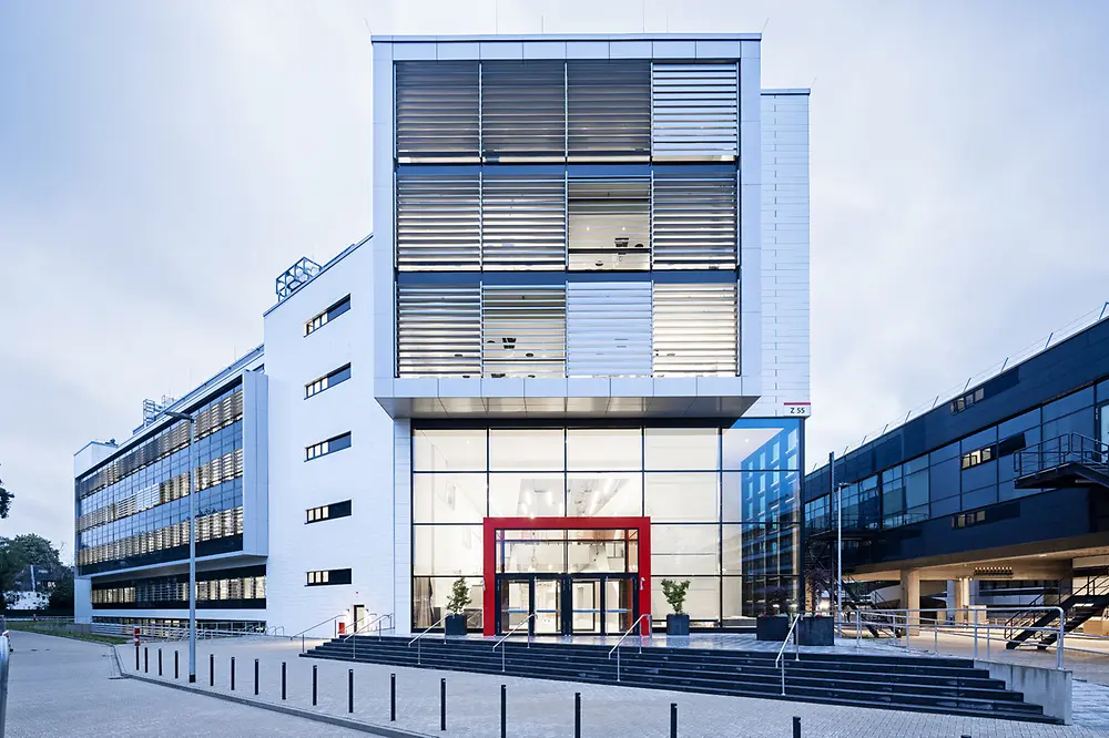 
Das Inspiration Center Düsseldorf (ICD) ist das Innovationszentrum von Henkel, in dem Experten mit Kunden aus 800 Branchen zusammenarbeiten, um gemeinsam innovative Lösungen zu entwickeln. Mit modernen Labors und Technologieplattformen fördert das ICD nachhaltige und maßgeschneiderte Innovationen. 