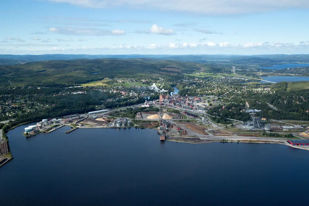 
Das schwedische Chemieunternehmen Sekab hat sich auf fossilfreie, biobasierte Chemikalien für industrielle Anwendungen spezialisiert. Mit biobasiertem Ethanol als Hauptrohstoff stellt Sekab Produkte wie Ethylacetat, Acetaldehyd und Essigsäure für Kunden aus einer Vielzahl von Industriezweigen her, darunter die Verpackungs-, Beschichtungs-, Pharma- und Kosmetikindustrie. (Foto: Sekab)