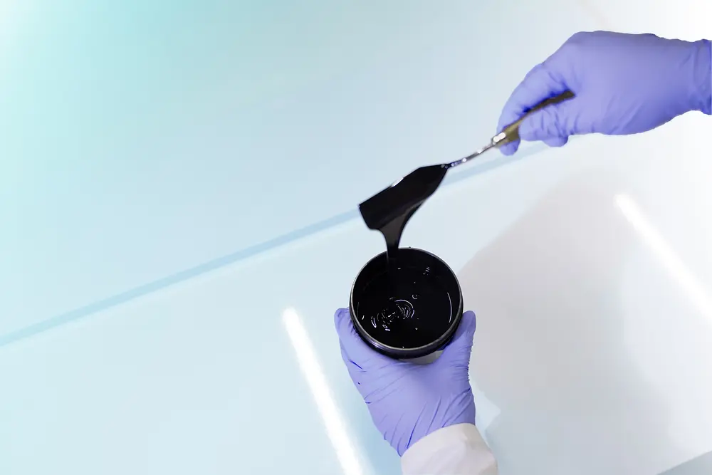 
In Kombination mit Silber- und dielektrischen Tinten ermöglicht die PTC-Technologie (Positive Temperature Coefficient) von Henkel den Siebdruck selbstregulierender Folienheizungen.