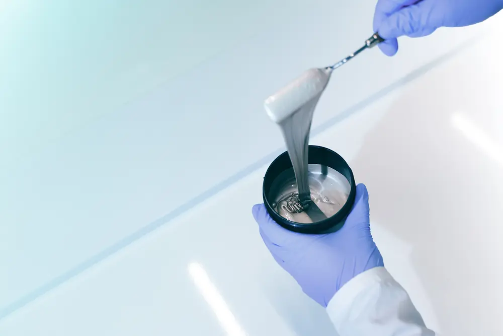 
Auf der LOPEC 2026 wird Henkel zum Beispiel Tampondrucktechnologien für gedruckte Antennen auf Smartwatches vorstellen.