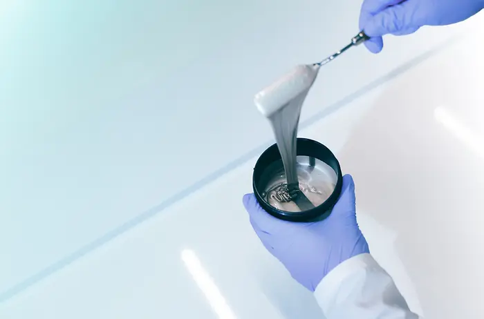 
Auf der LOPEC 2026 wird Henkel zum Beispiel Tampondrucktechnologien für gedruckte Antennen auf Smartwatches vorstellen.