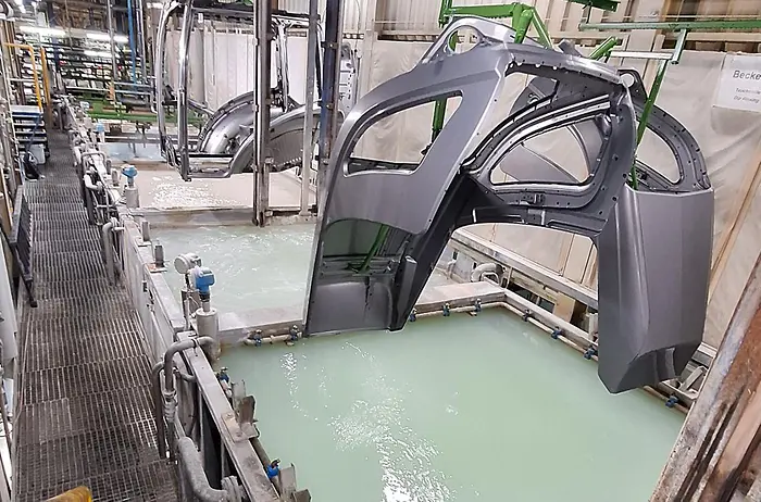 
Bonderite C-AD 20202 ist ein neues Niedrigtemperatur-Tensid für die industrielle Tauchentfettung, das bereits bei rund 35 bis 40 Grad Celsius zuverlässig reinigt. 