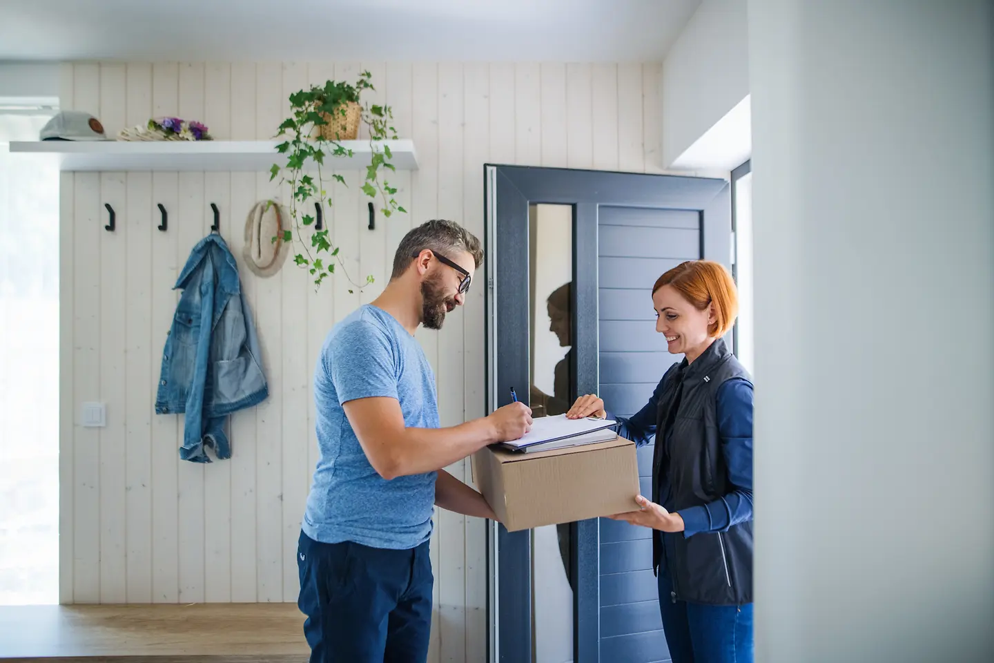 
Auf der Interpack 2026 präsentiert Henkel Klebstoff- und Beschichtungslösungen, die dazu beitragen, CO₂-Emissionen zu reduzieren, die Recyclingfähigkeit zu verbessern und die Vorgaben der EU-Verpackungsverordnung PPWR sicher umzusetzen.