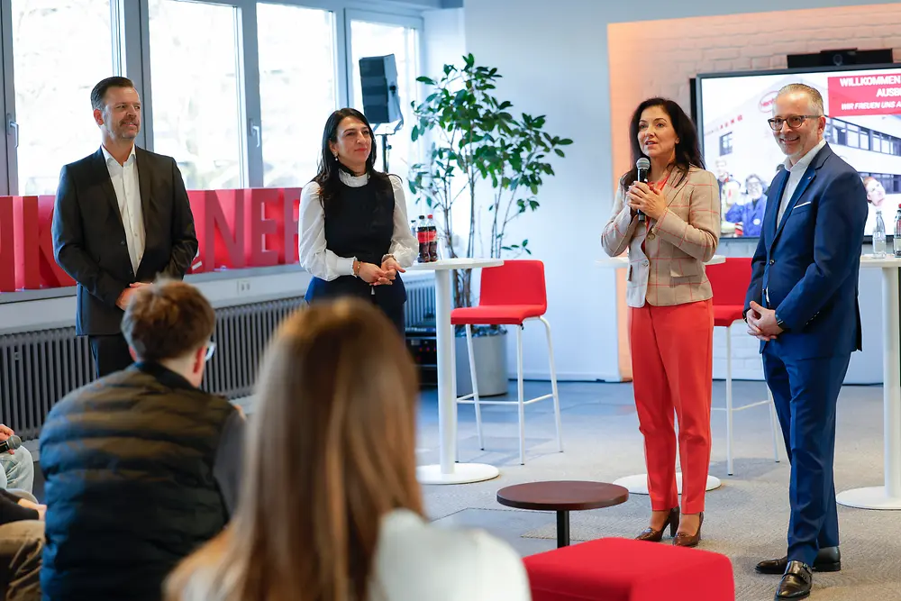 
Bundeswirtschaftsministerin Katherina Reiche und Henkel‑CEO Carsten Knobel besuchten gemeinsam mit Oliver Wilhelms, Personalleiter von Henkel Deutschland und Schweiz, sowie Funda Mutlu, Leiterin der Ausbildung bei Henkel, das Ausbildungszentrum und sprachen dort mit Henkel-Auszubildenden.