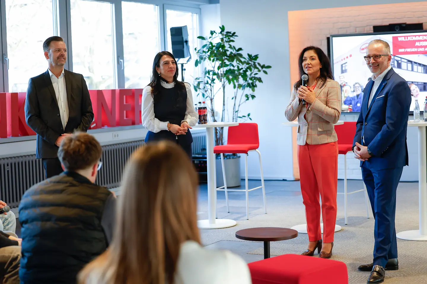 
Bundeswirtschaftsministerin Katherina Reiche und Henkel‑CEO Carsten Knobel besuchten gemeinsam mit Oliver Wilhelms, Personalleiter von Henkel Deutschland und Schweiz, sowie Funda Mutlu, Leiterin der Ausbildung bei Henkel, das Ausbildungszentrum und sprachen dort mit Henkel-Auszubildenden.