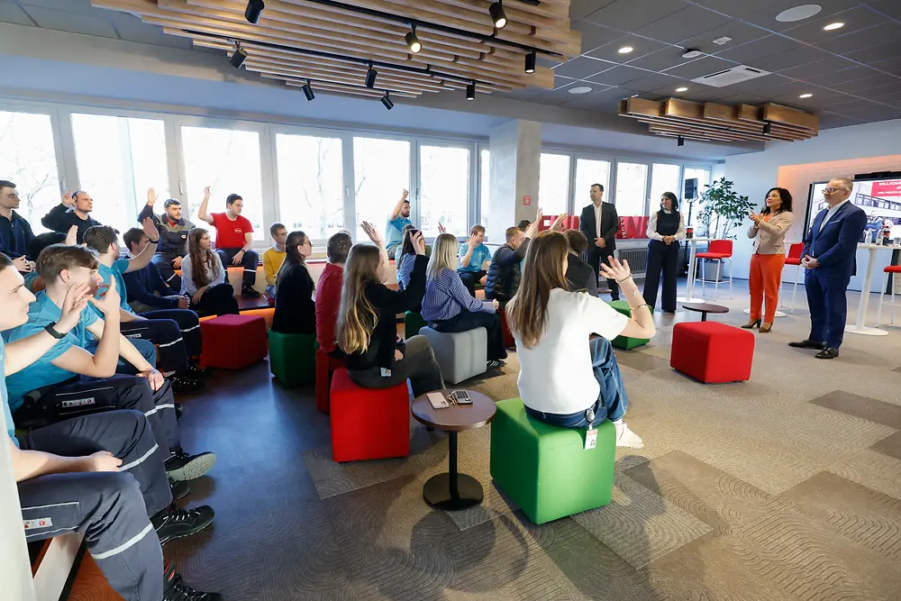 
Interessierte Auszubildende nutzten die Gelegenheit für den Austausch mit der Bundeswirtschaftsministerin.