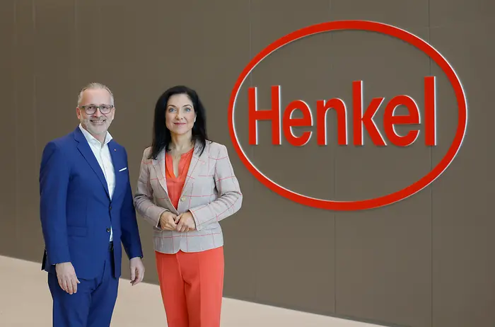 
Henkel-CEO Carsten Knobel begrüßte Bundes&shy;wirtschafts&shy;ministerin Katherina Reiche am Henkel-Standort Düsseldorf.