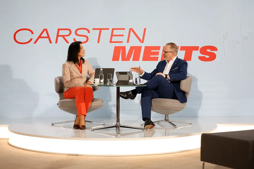 
Dialog-Veranstaltung für Mitarbeitende: Bundes&shy;wirtschafts&shy;ministerin Katherina Reiche und Henkel-CEO Carsten Knobel diskutierten zentrale politische und wirtschaftliche Themen.