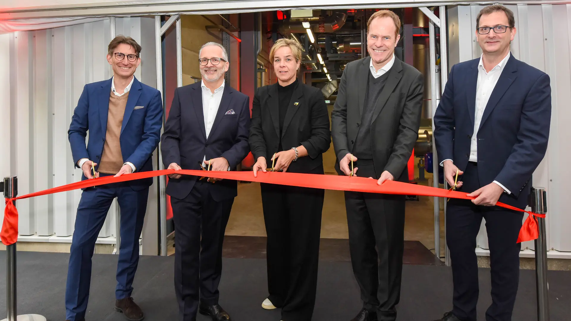 
Dr. Daniel Kleine, Carsten Knobel, Mona Neubaur, Dr. Stephan Keller und Julien Mounier bei der Eröffnung der Energiezentrale für das Fernwärme-Projekt von Henkel und den Stadtwerken (v.l.n.r.)
Copyright: Steffen Hauser
